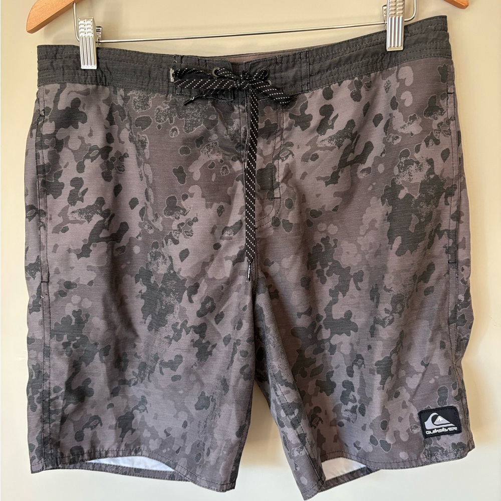 Quiksilver Charcoal Pattern Mens Boardshorts, Size 32